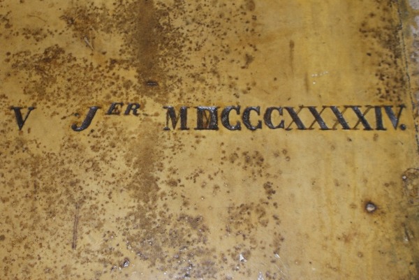 Plaque tombale du chateau de Boury avec la date MDCCCXXXXIV